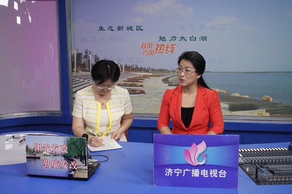 市发展改革委党组书记,主任贺永红带队参加直播节目